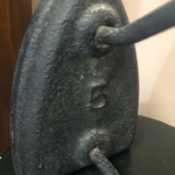 Antique clothes iron marked number 5 primitive great for a bookend or doorstop - Picture 5 of 10